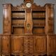 Important buffet deux-corps Louis XV galbé en merisier avec horloge intégré