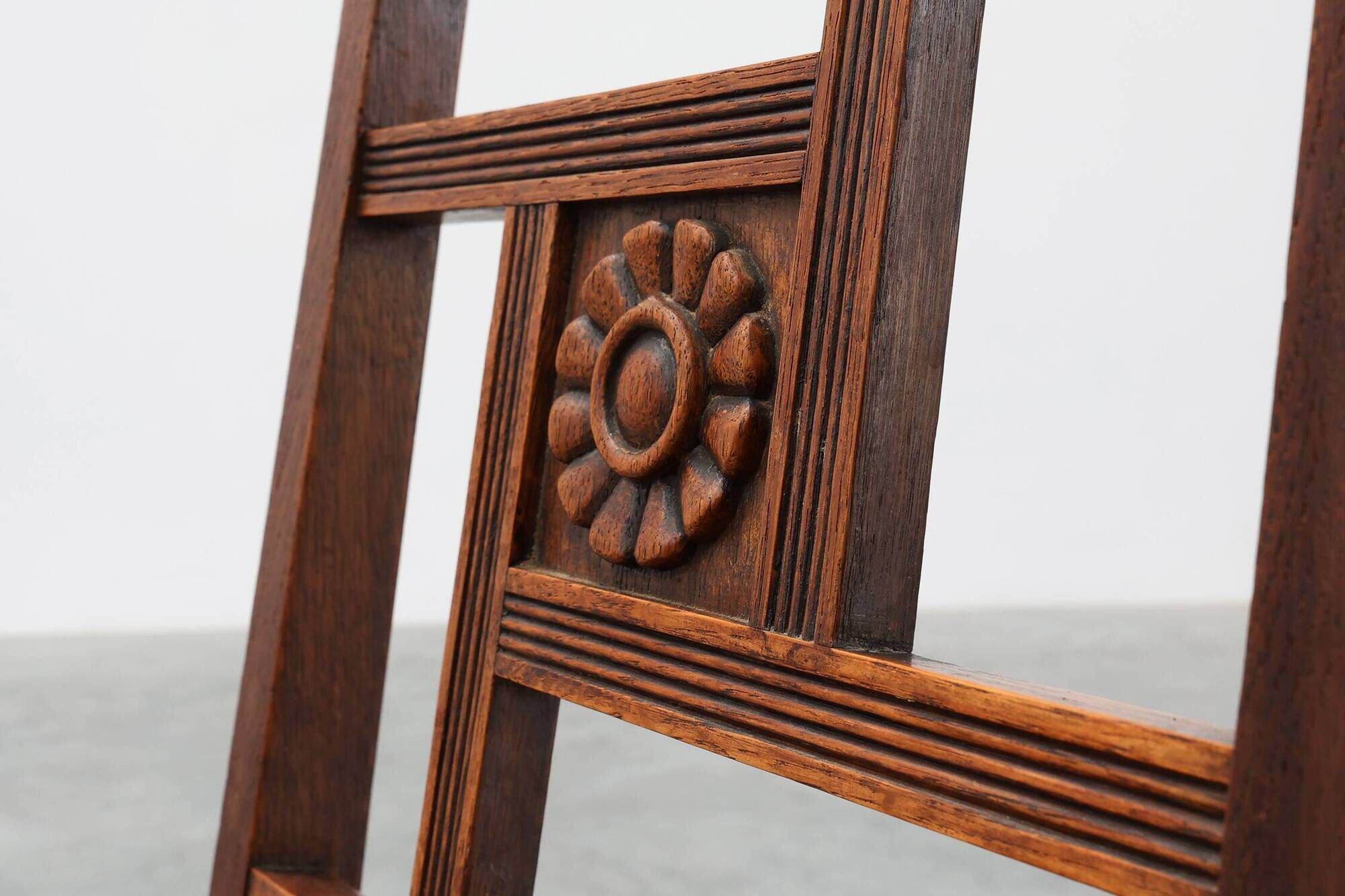 Art Deco oak side chair with carved rosette back and turned front legs, Bel