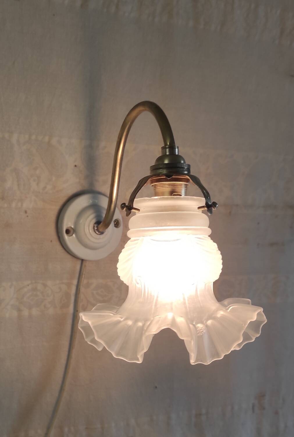 Swan neck wall light in brass, porcelain and glass paste - mid 20th century.