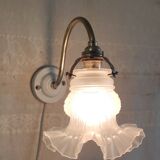 Swan neck wall light in brass, porcelain and glass paste - mid 20th century.