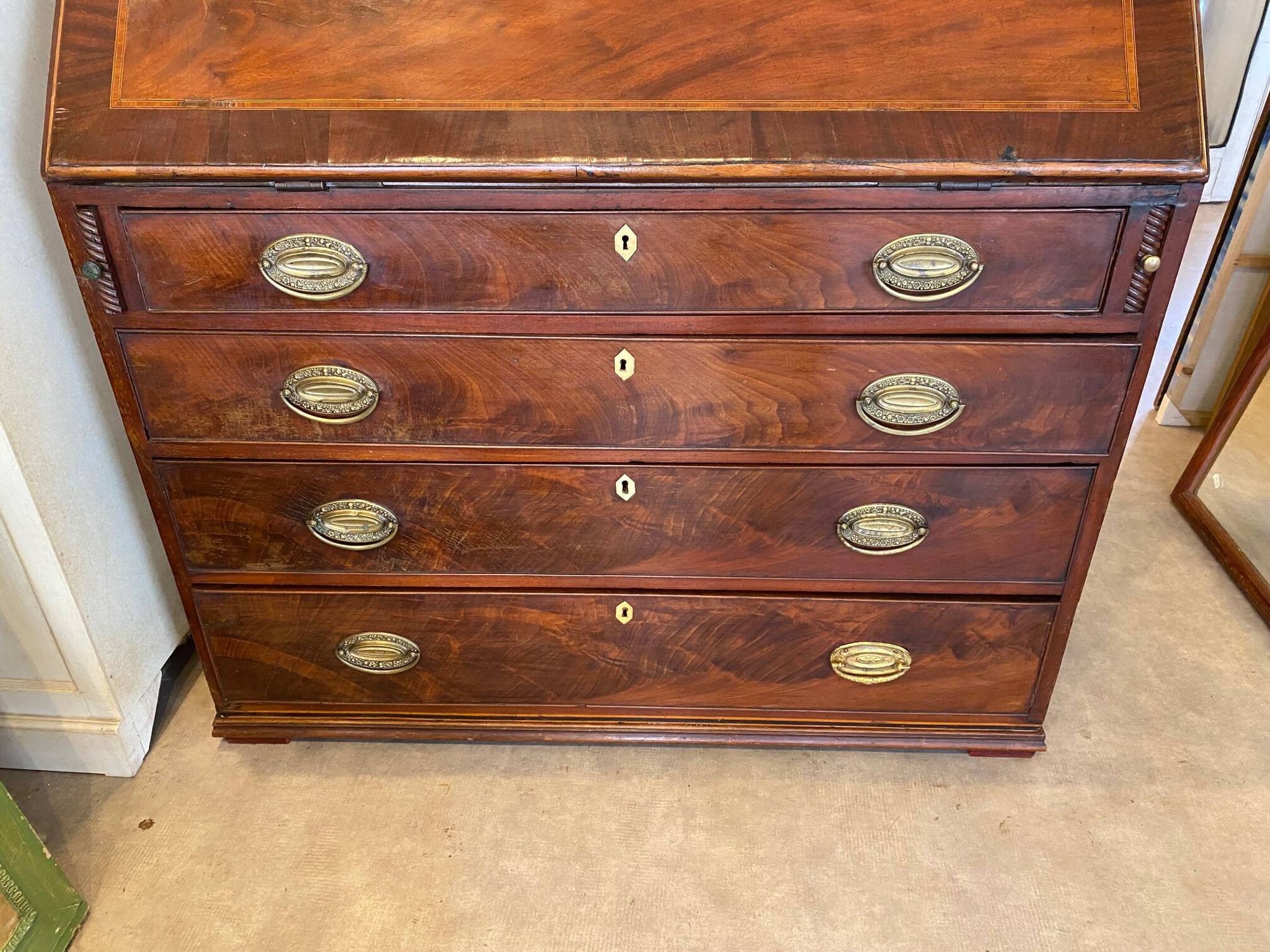 Bureau scriban anglais xixeme acajou avec tiroirs ferrures bronze boutons en os