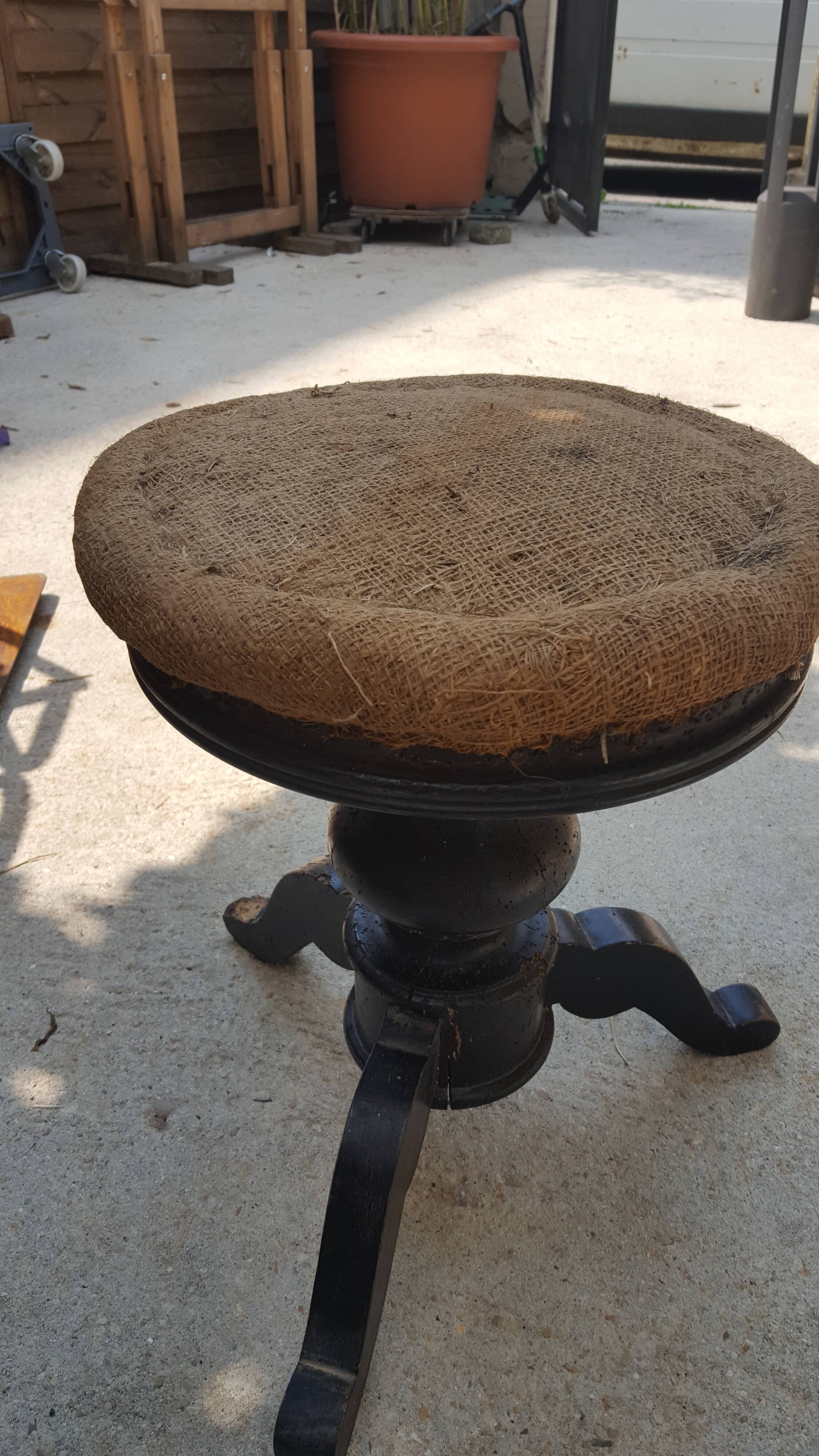 Stool with screw