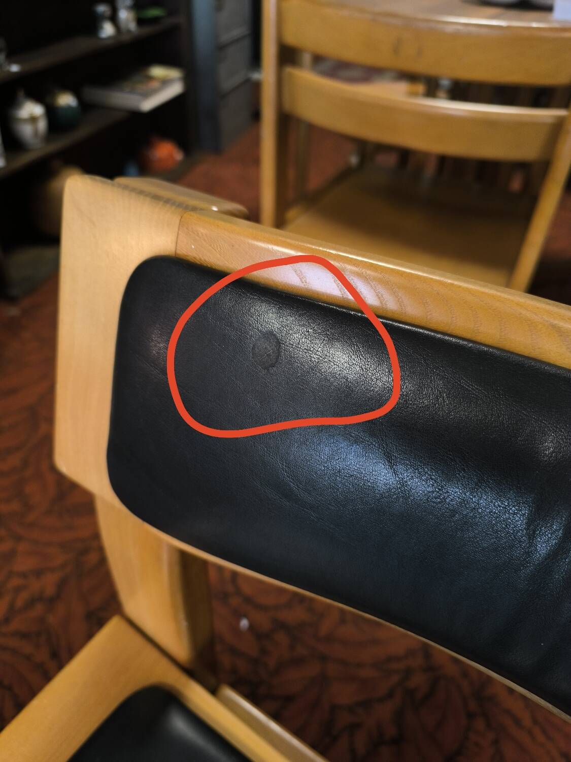 4 chairs in solid elm and leather from the Regain brand.