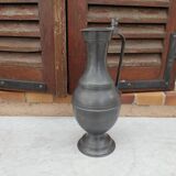 Aiguière en étain , nombreuses fleurs de lys - h 43 cm
