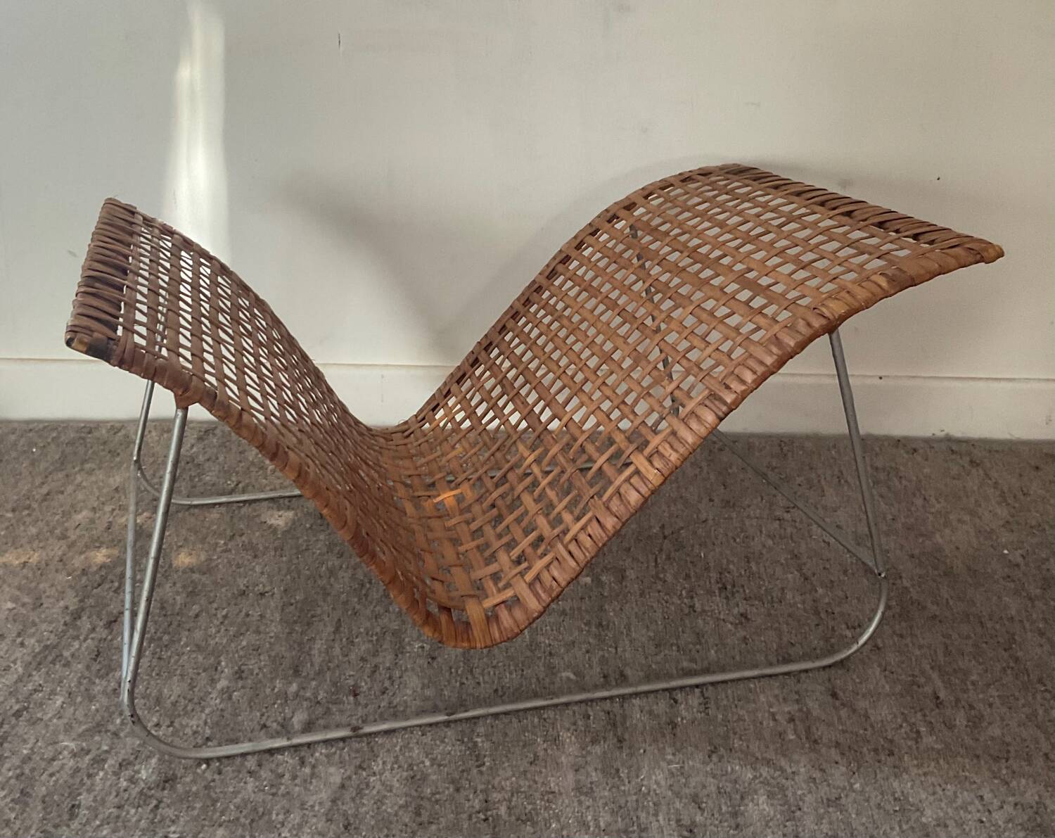 Magazine holder in woven rattan and metal