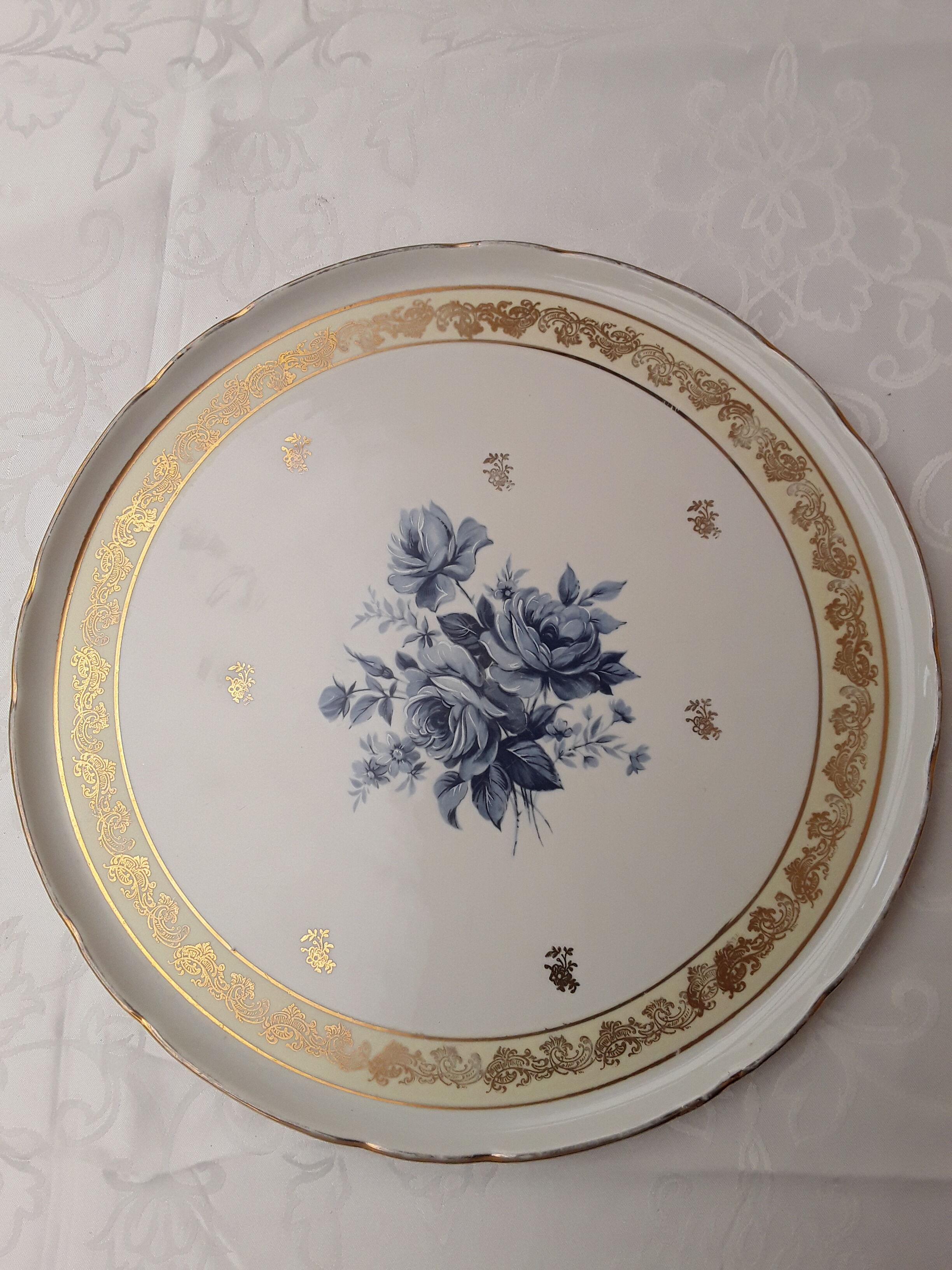 White porcelain pie dish blue and gold décor
