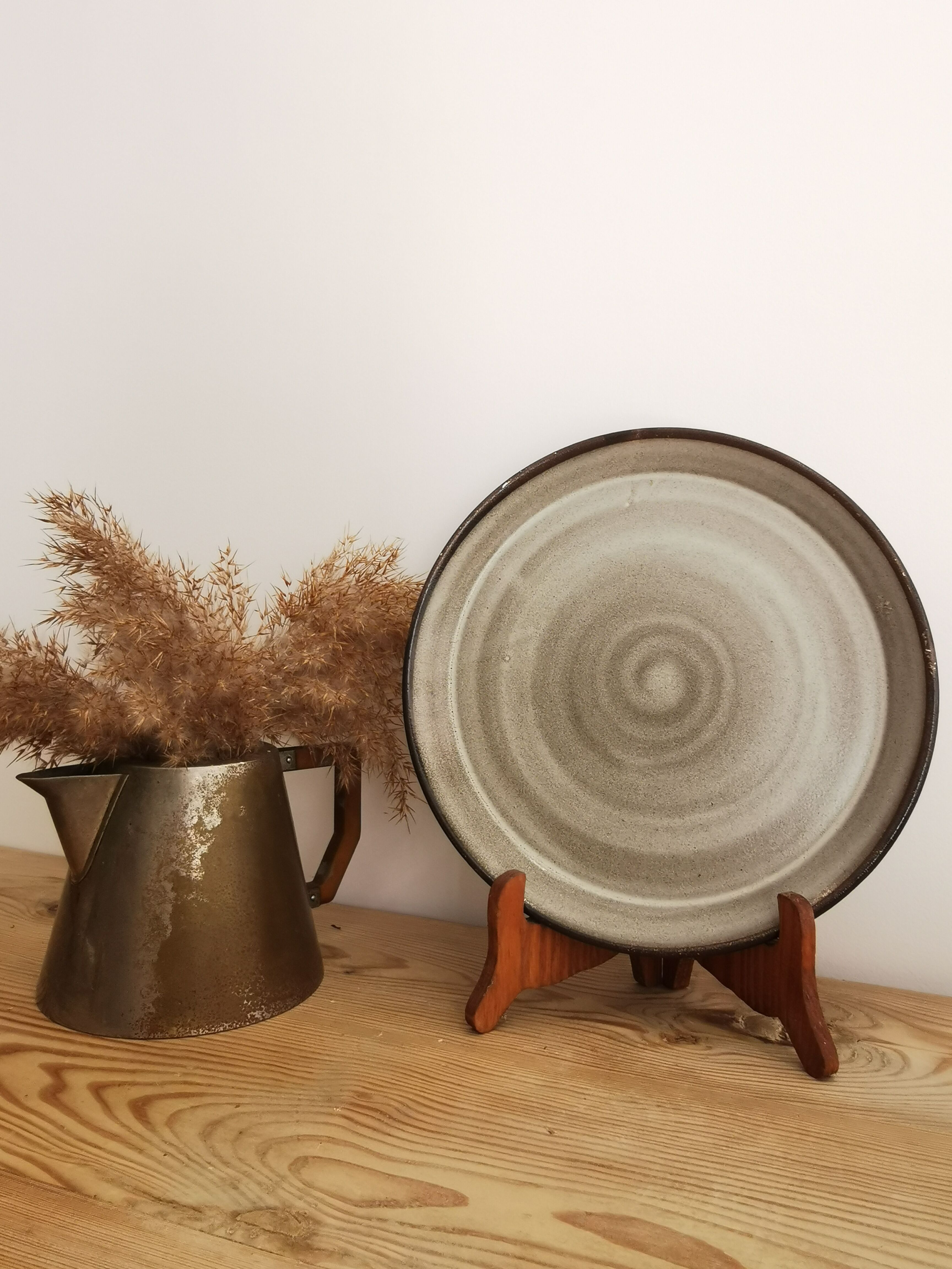 8 flat plates in vintage ceramic