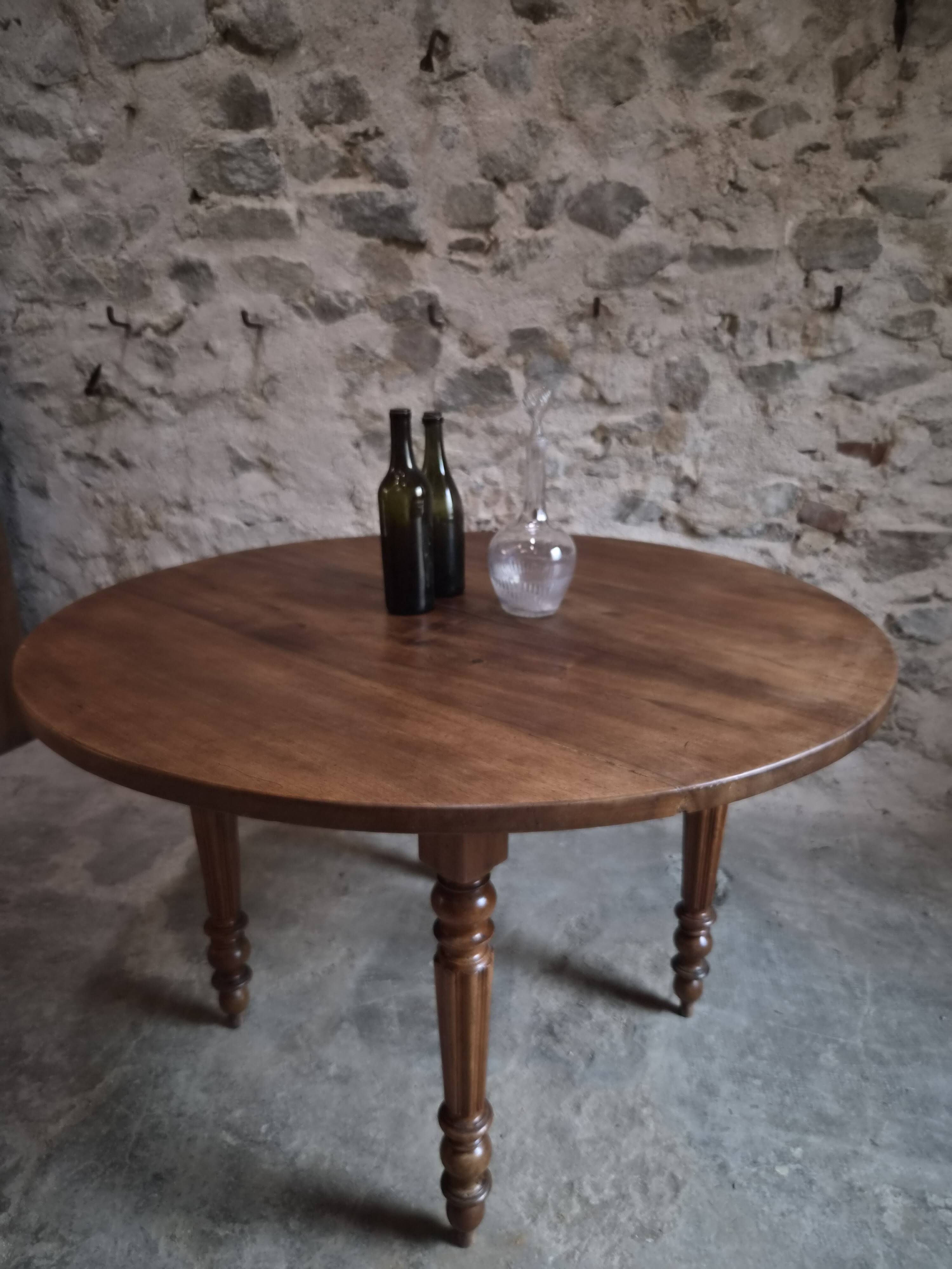 French antique round dining table in walnut, circa 1880–1900.