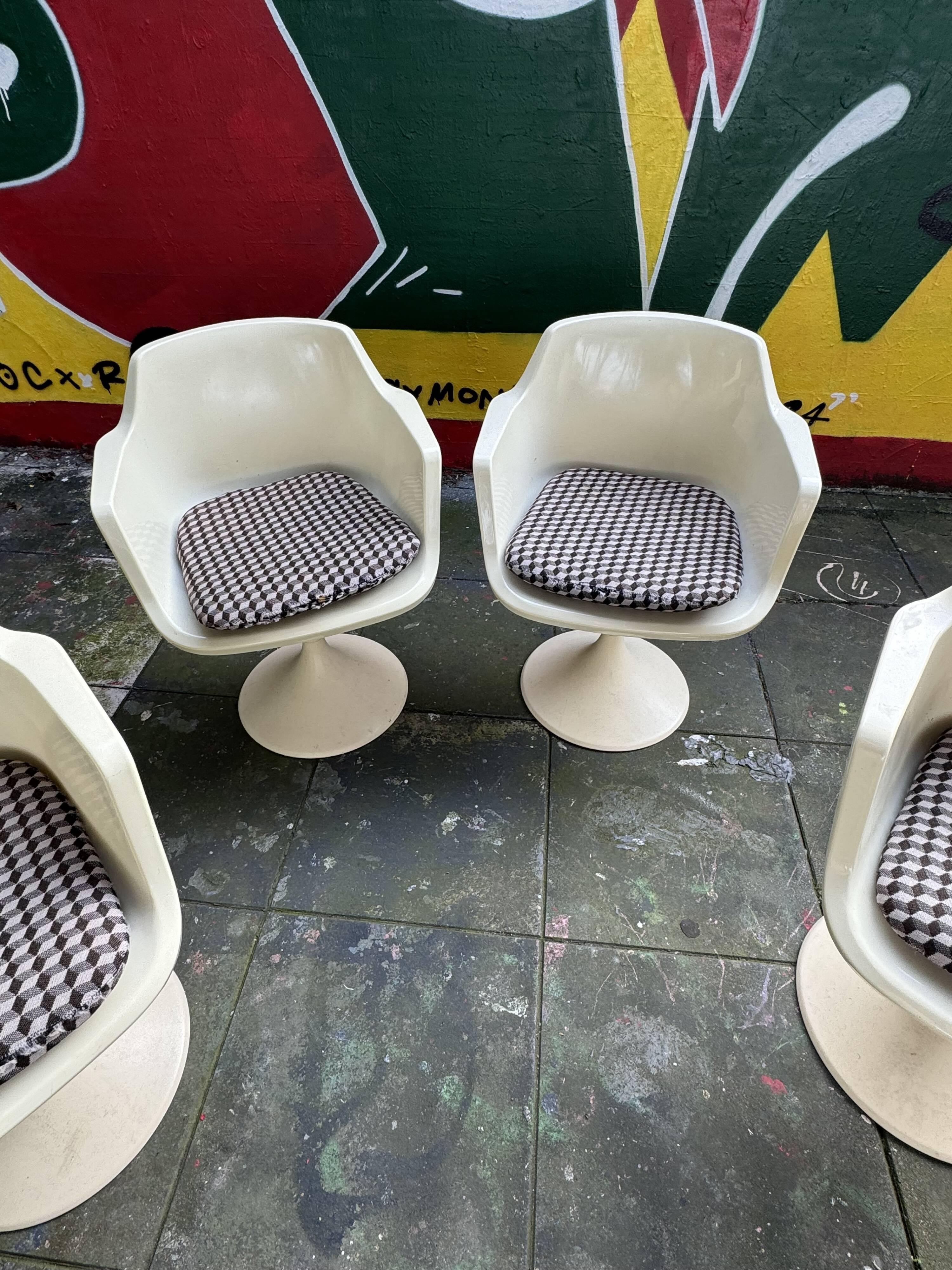 Set of 4 white swivel Tulip chairs, designer