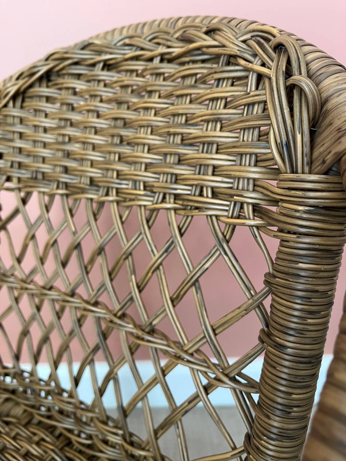 Small children's chair in beige scoubidou.