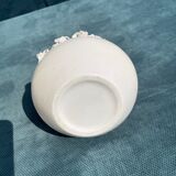 White 3D vase Roses in relief