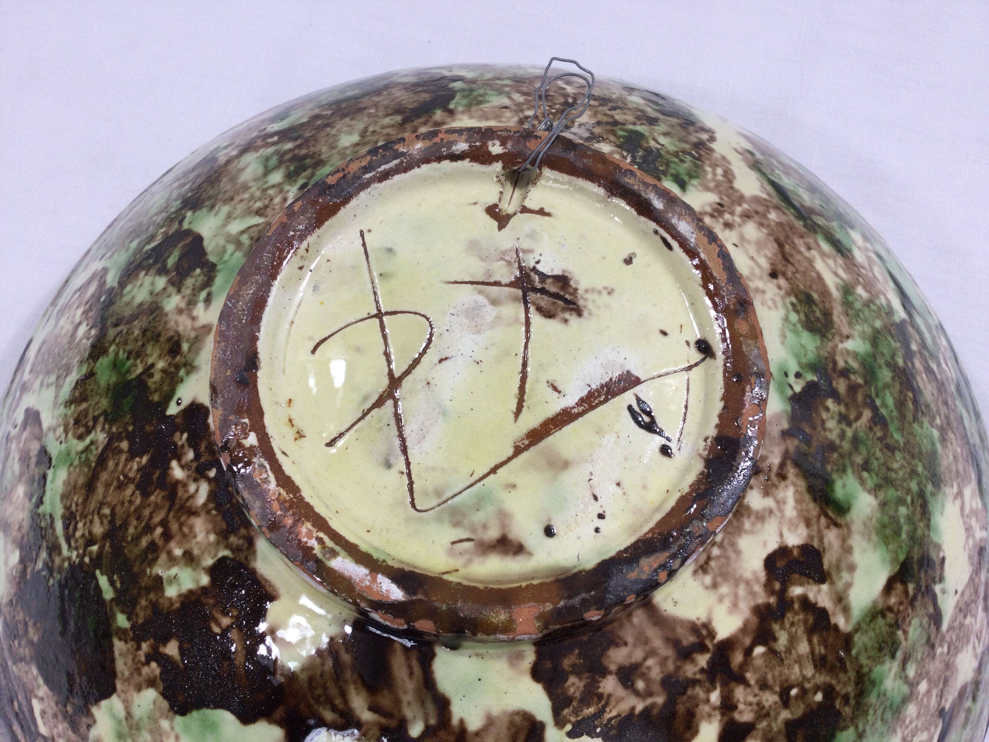 Earthenware bowl with fish decoration