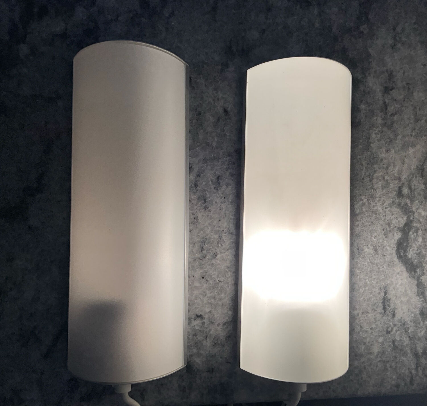 Paire d’appliques de chevet vintage en aluminium