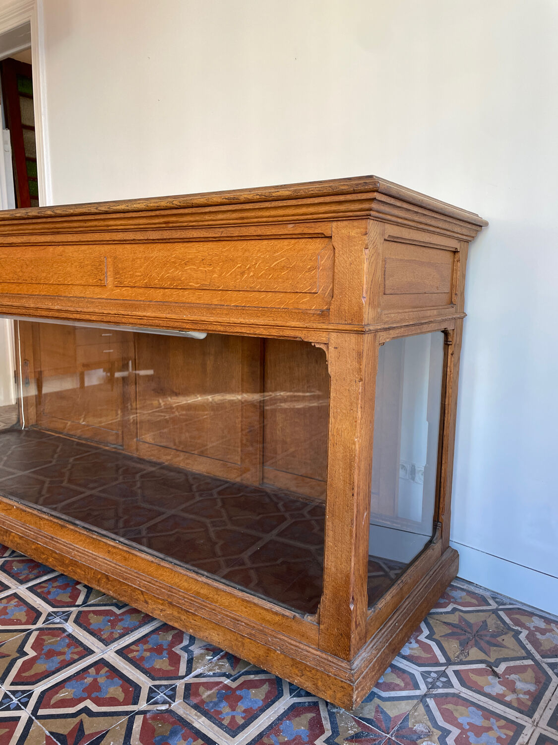 Comptoir d'exposition d'antiquités