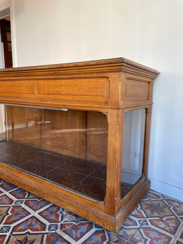 Comptoir d'exposition d'antiquités