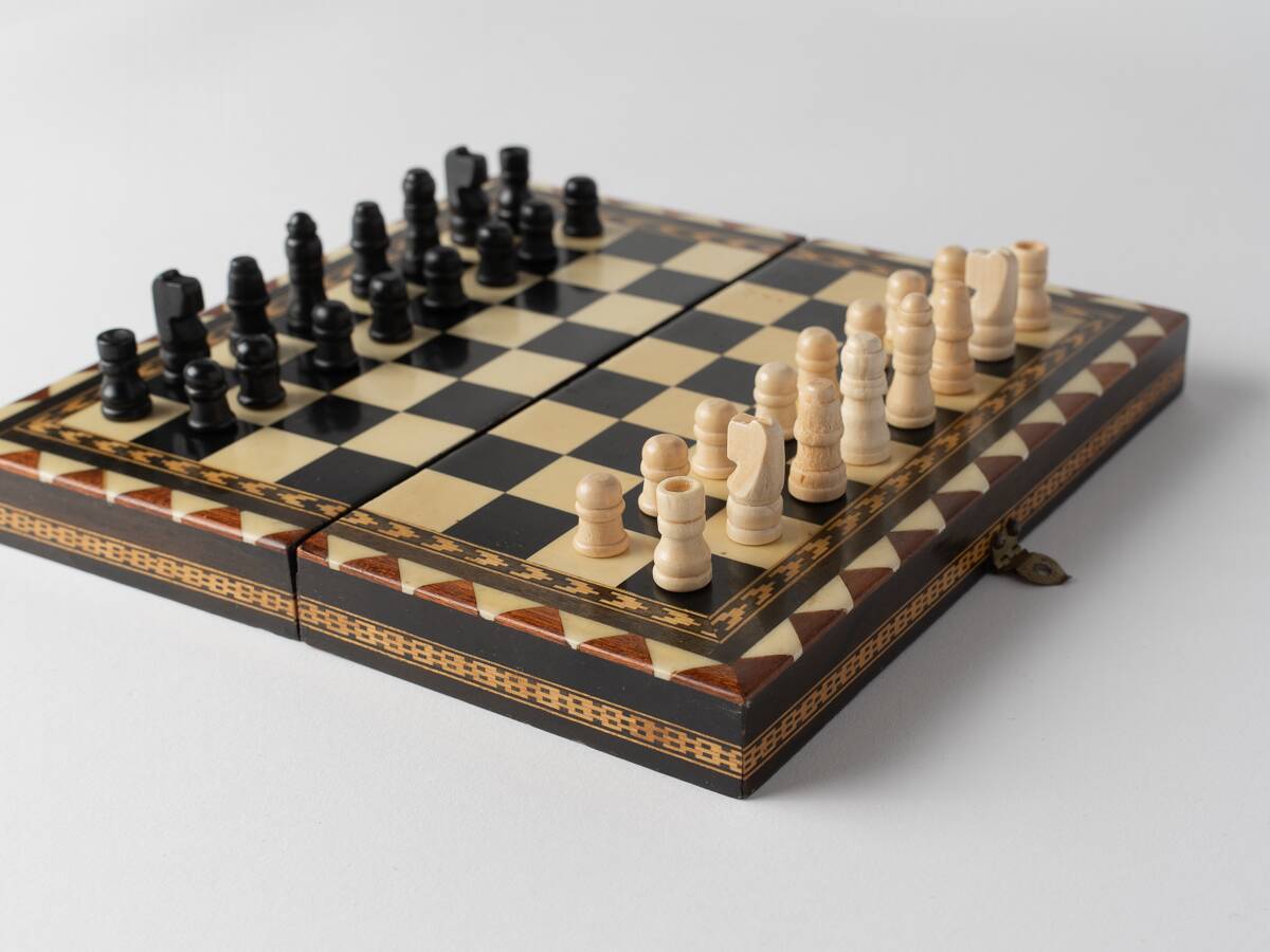Foldable box chess set