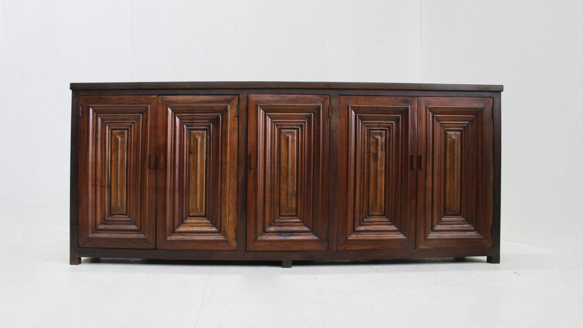 Buffet brutaliste espagnol en bois massif sculpté
