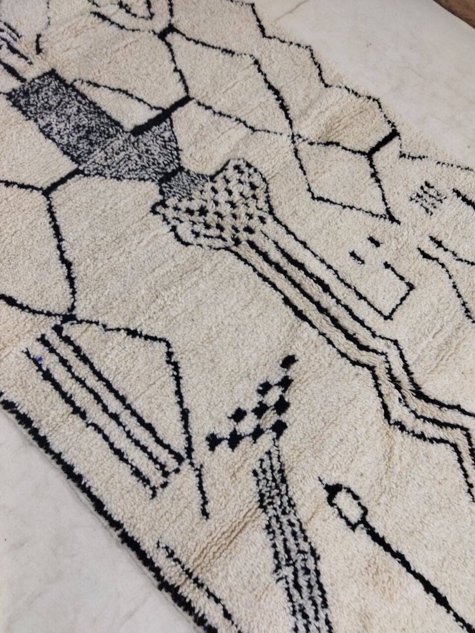 Handmade moroccan berber rug 278 x 150 cm