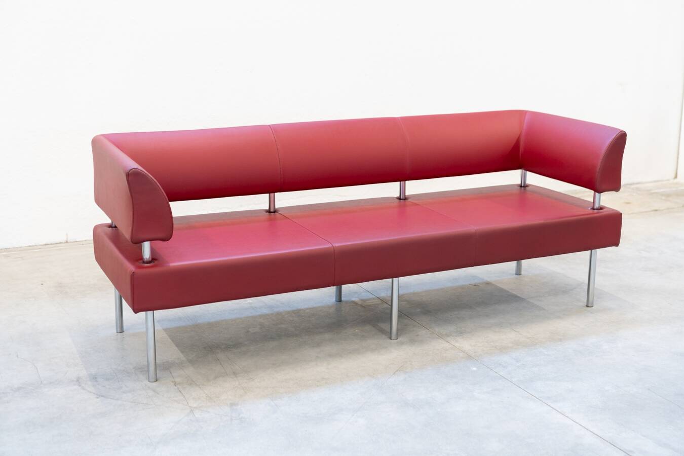 Business class 3-seater sofa in red leather and chrome iron legs, 1990s