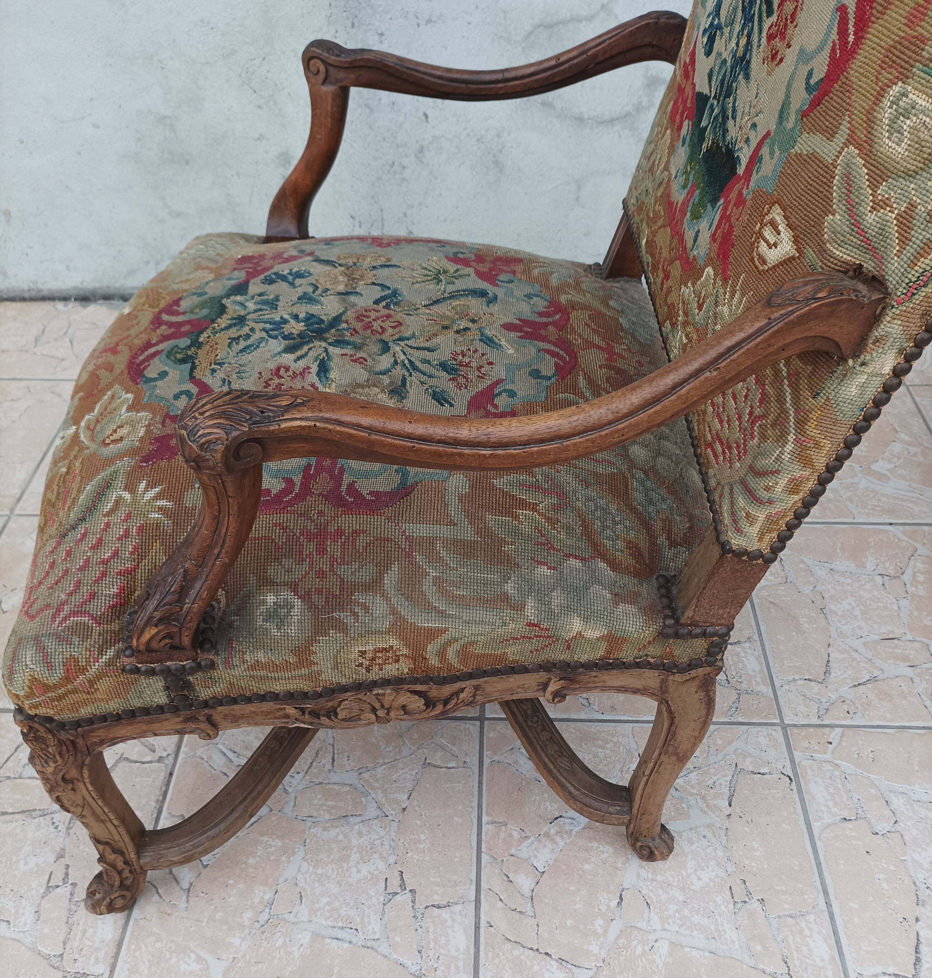 Paire de fauteuils Régence en noyer sculpté