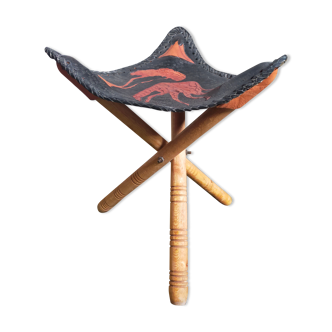 Folding tripod stool in Africa leather