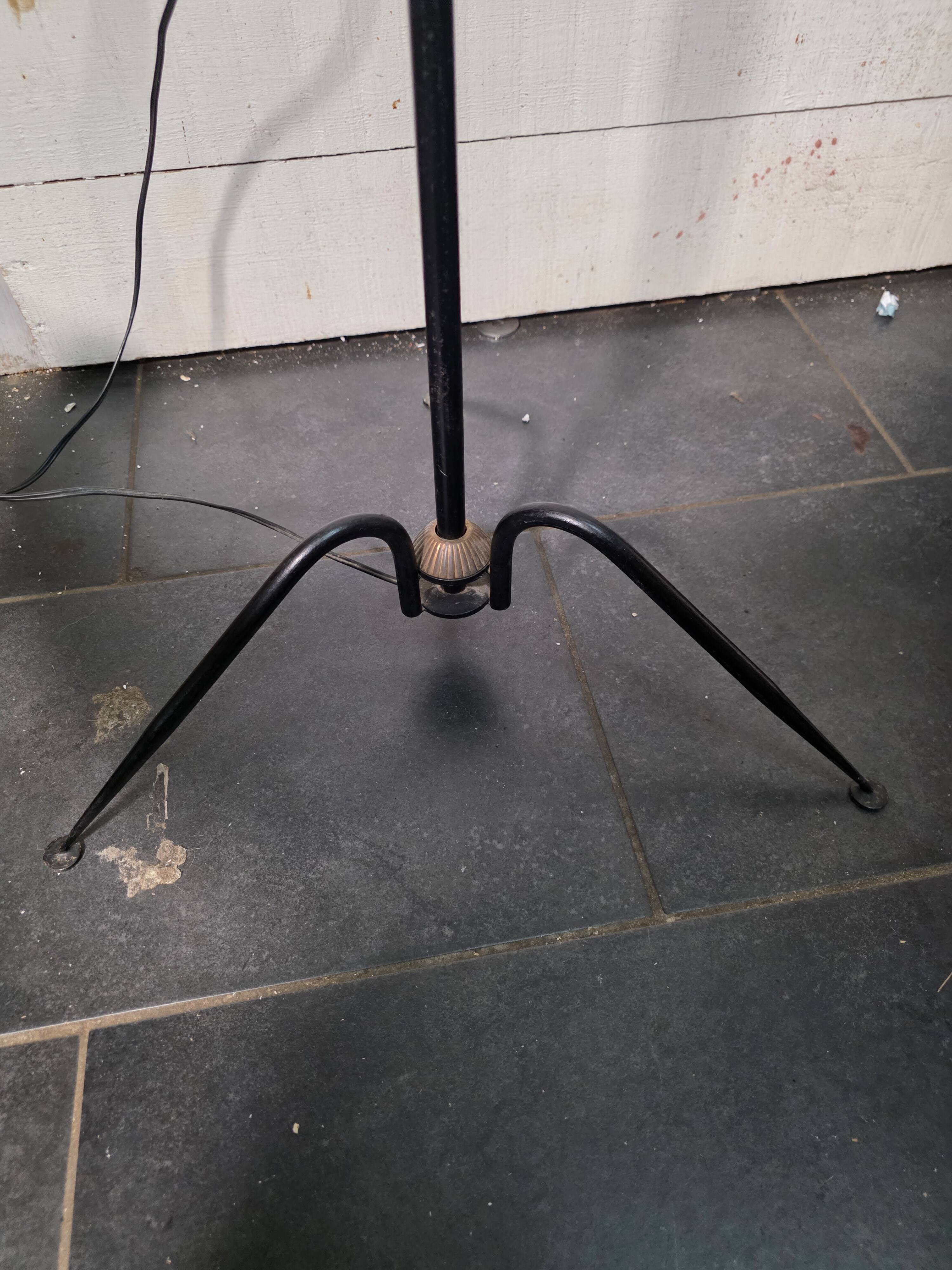 ​Lampadaire tripode à contrepoids Maison Lunel ,Années 50