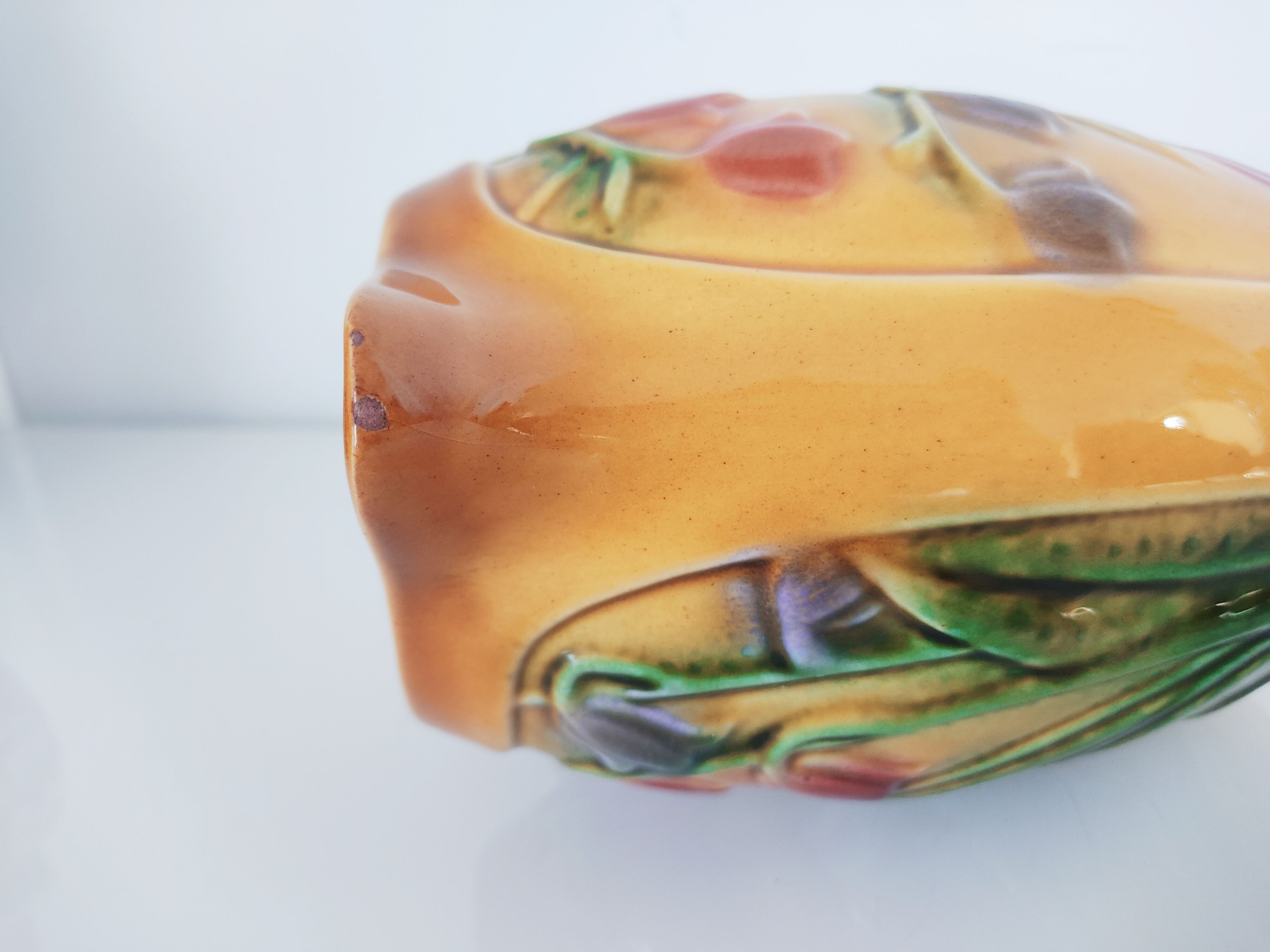 Pichet orangé fleurs en relief