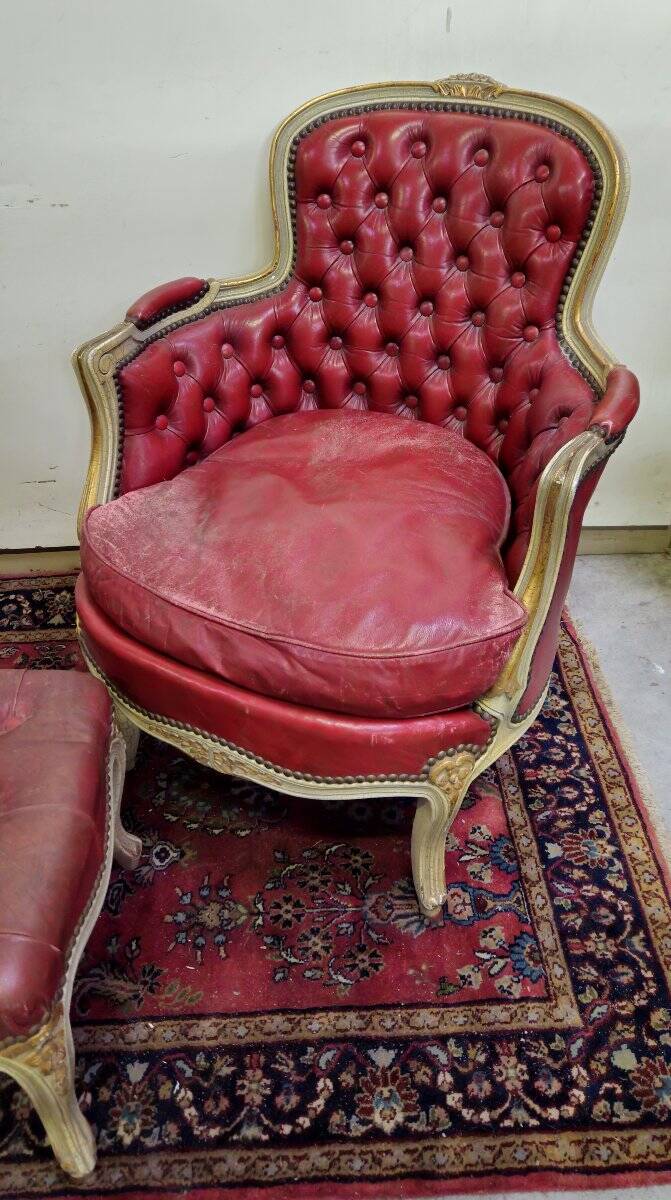 Paire de bergères et repose-pieds style Louis XV en bois sculpté laqué et doré