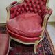 Paire de bergères et repose-pieds style Louis XV en bois sculpté laqué et doré