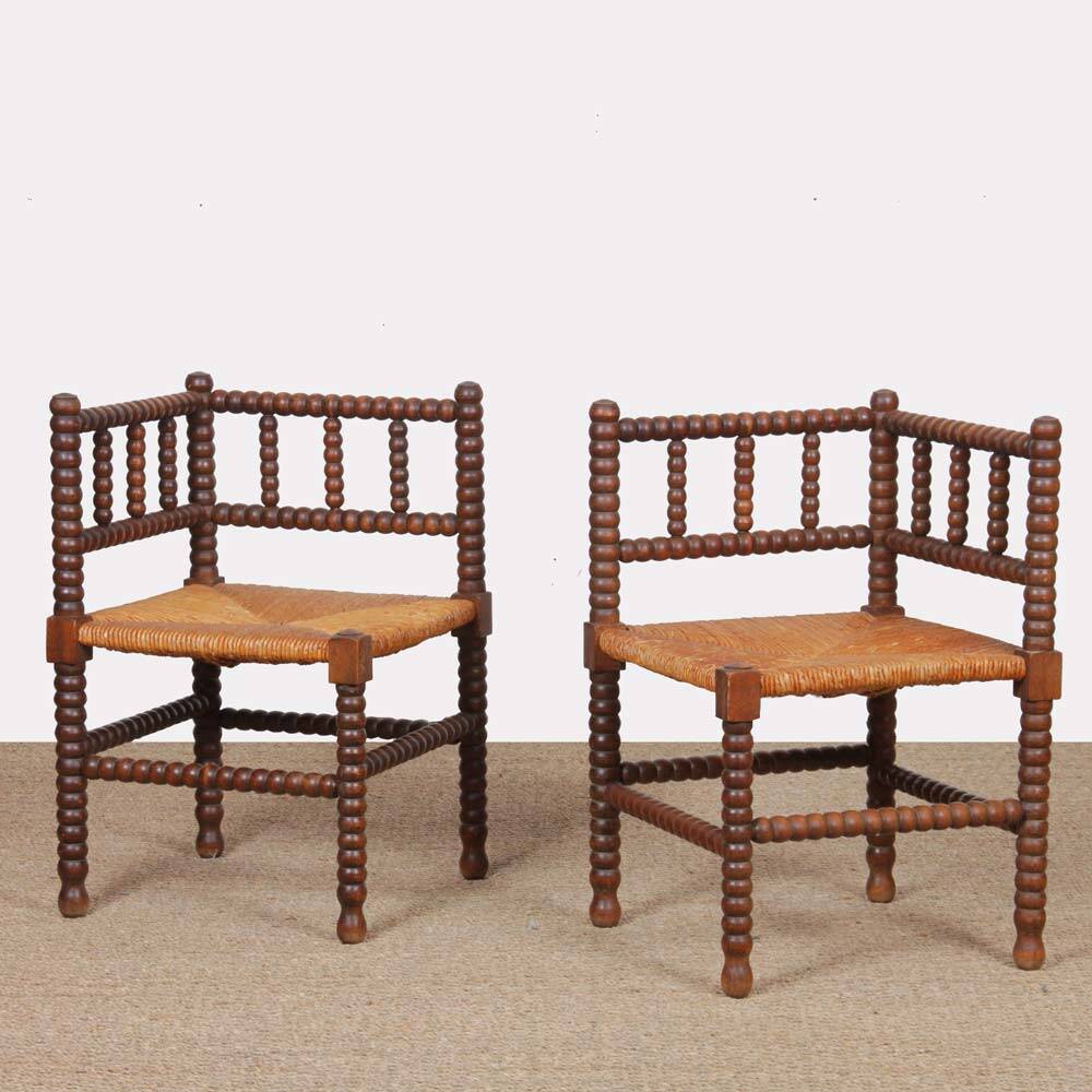 Paire de petites chaises d'angle paillées en bois tourné, 1940
