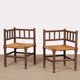 Paire de petites chaises d'angle paillées en bois tourné, 1940