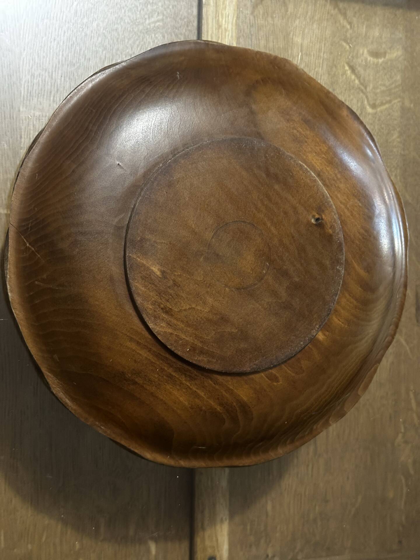 Corbeille en bois sculpté à décor de grappes de raisins – Années 60