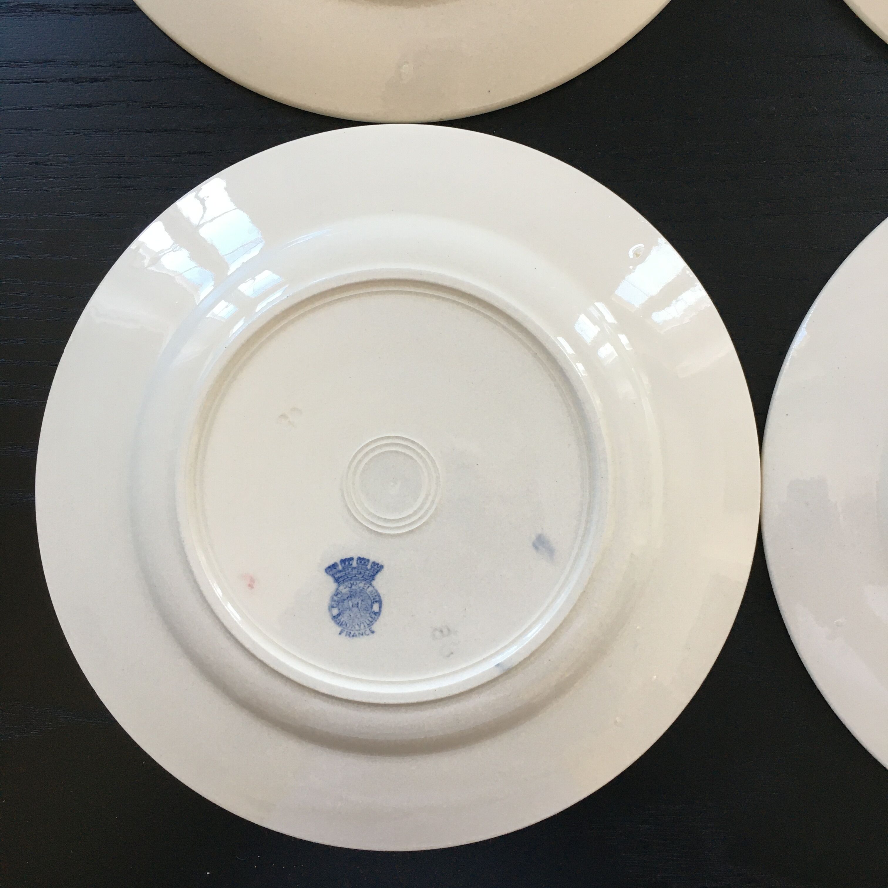 Set of 4 plates with tulip decoration.