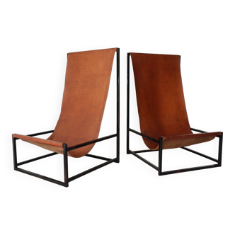 Paire de fauteuils vintage en cuir tendu et structure en métal