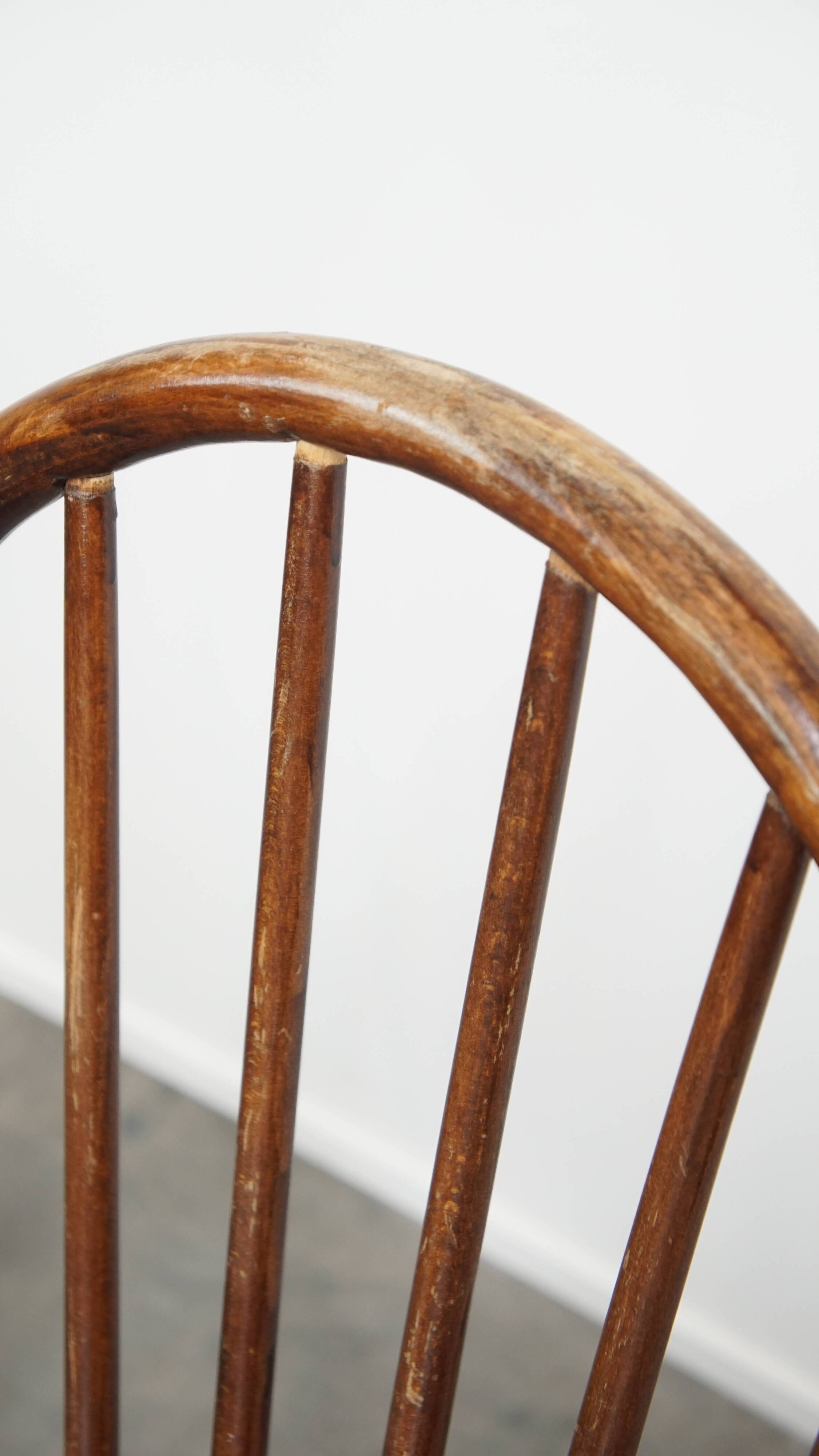 Ensemble de 8 chaises Windsor vintage en bois à dossier fuseau des années 1970