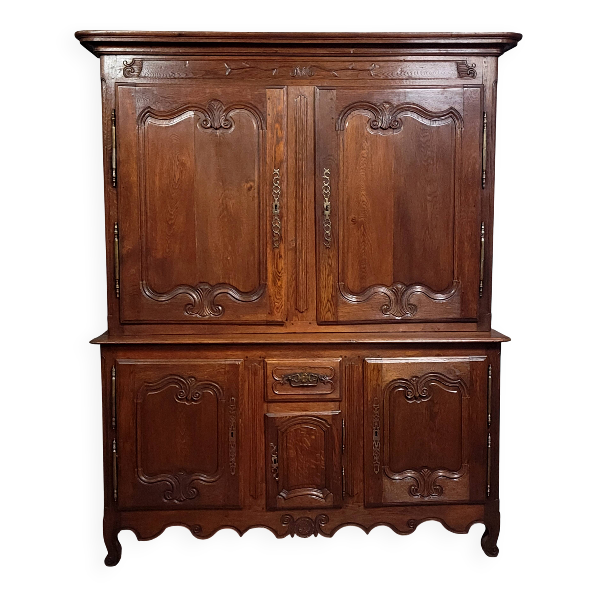 Important buffet deux corps époque Louis XV en chêne massif