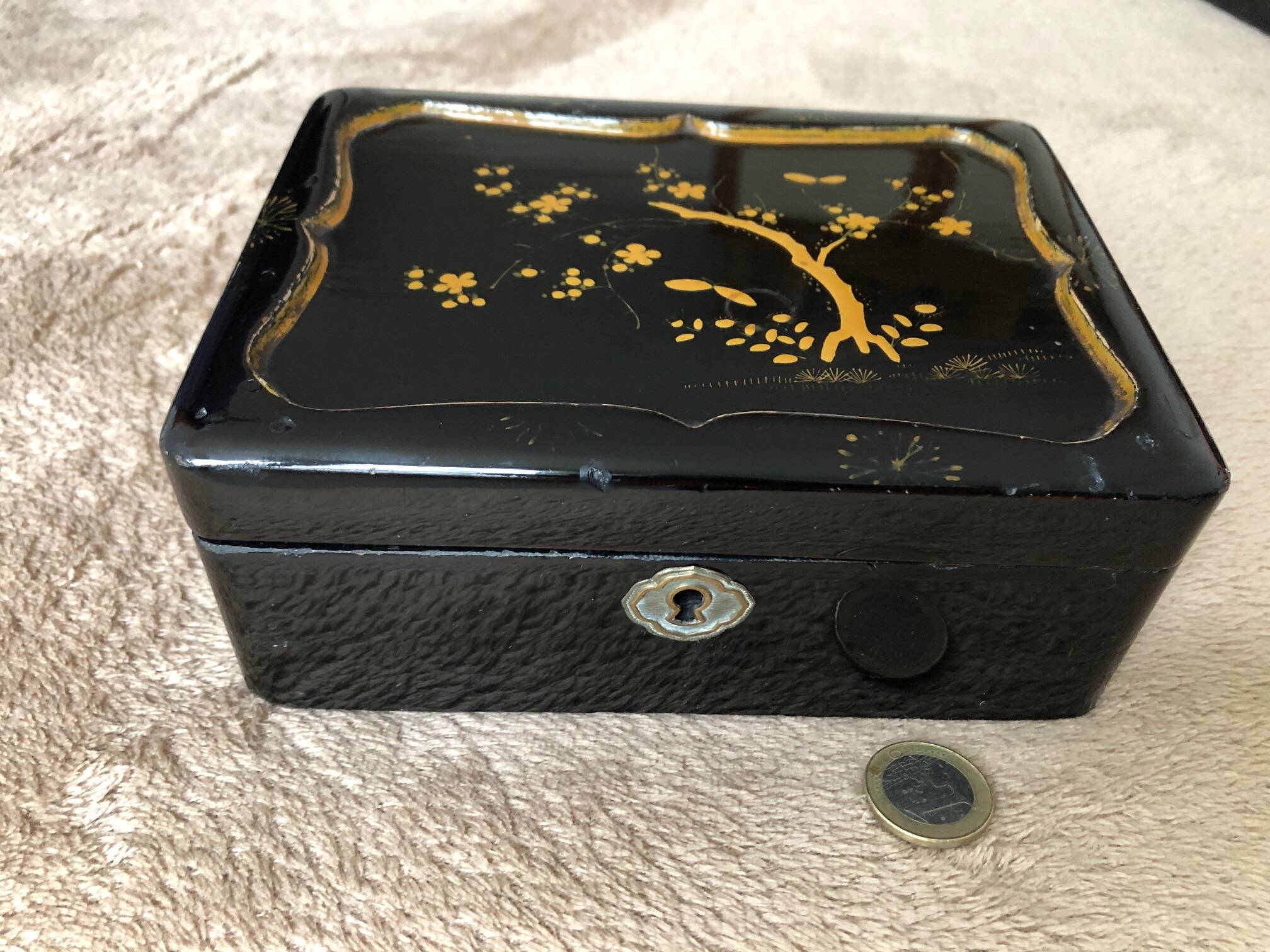 Old black lacquered jewelry box/box with gold Asian décor