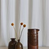 Carafe en grès texturé