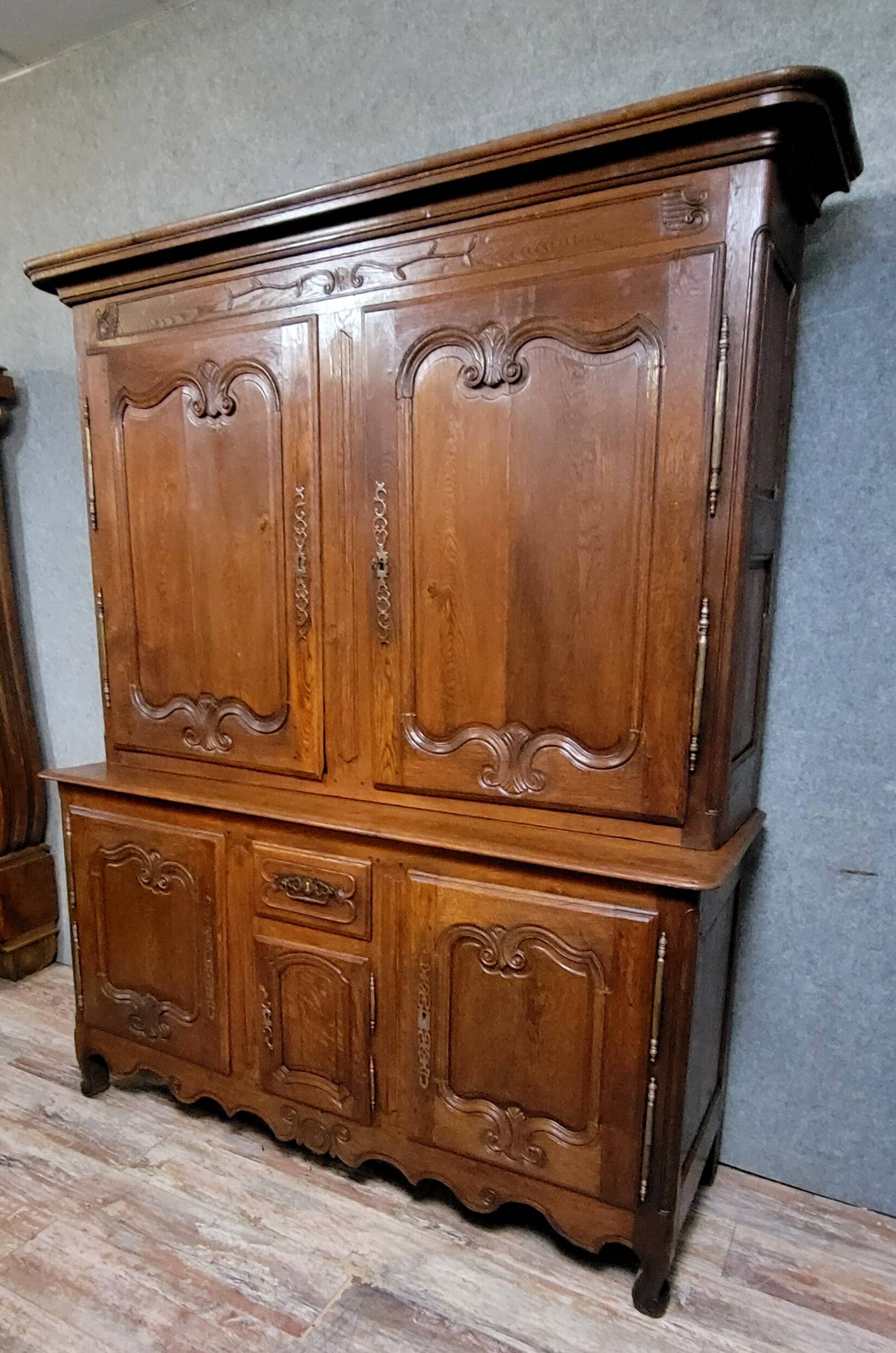 Important buffet deux corps époque Louis XV en chêne massif