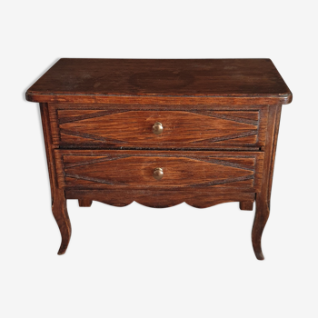 Commode miniature sur pieds en bois
