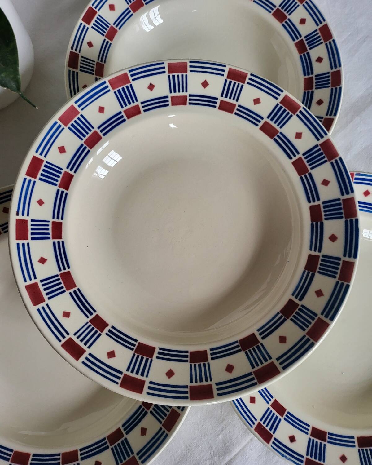 Set of 4 Vincennes earthenware soup plates, Paris.