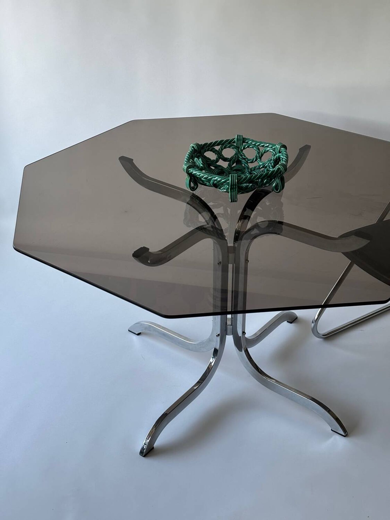 Table à manger en verre fumé et métal chromé 1970