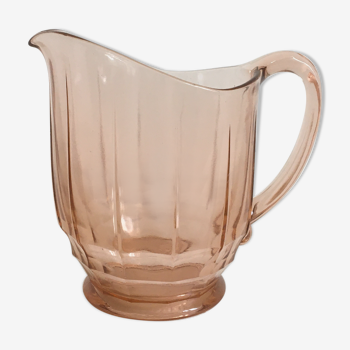 Carafe en verre rose