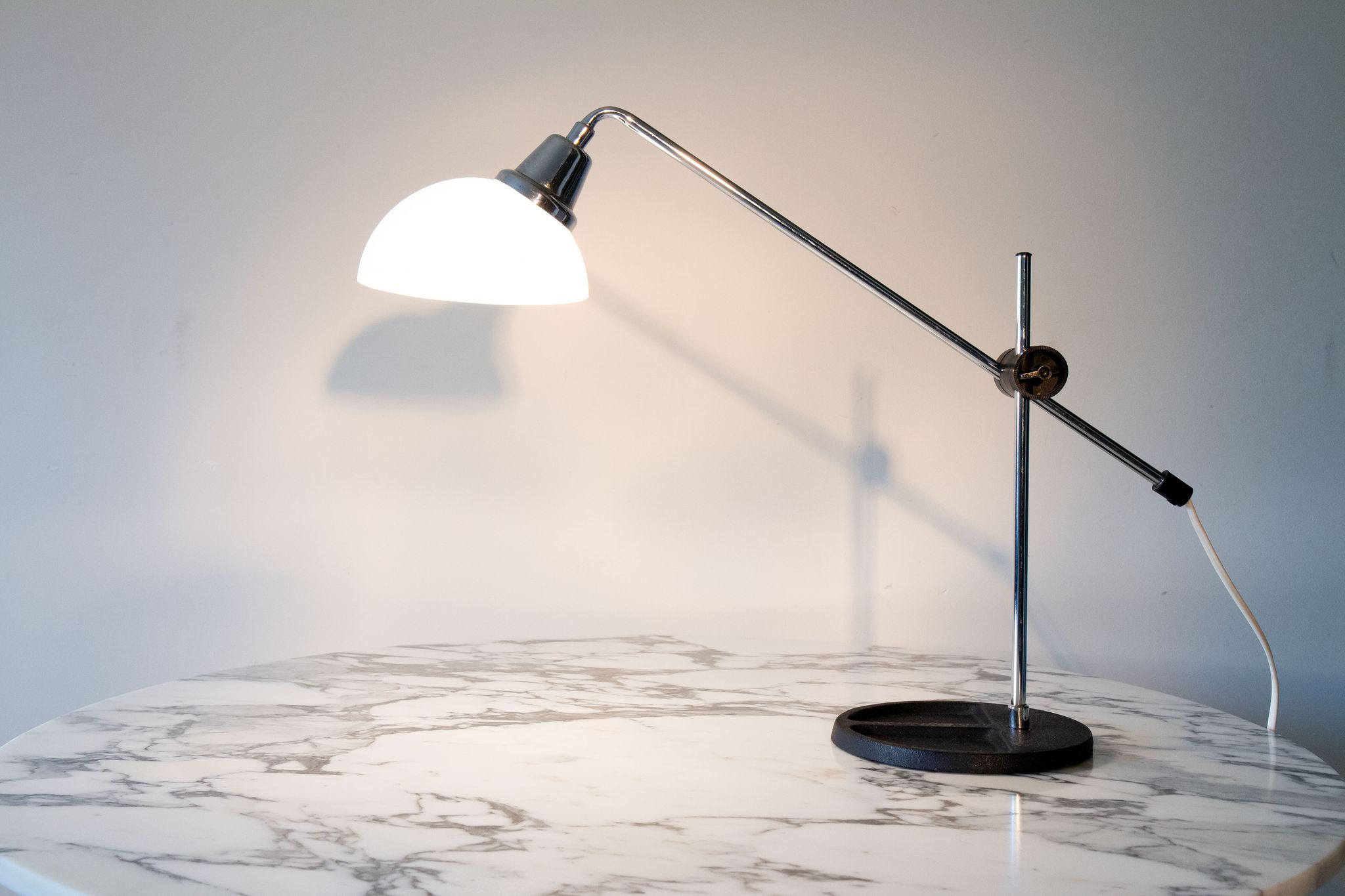 Lampe années 70 chrome et opaline