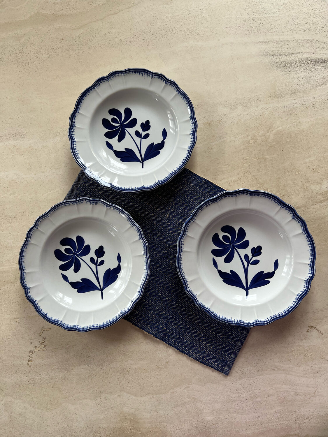 Set of 3 hollow plates Thebes Salins blue
