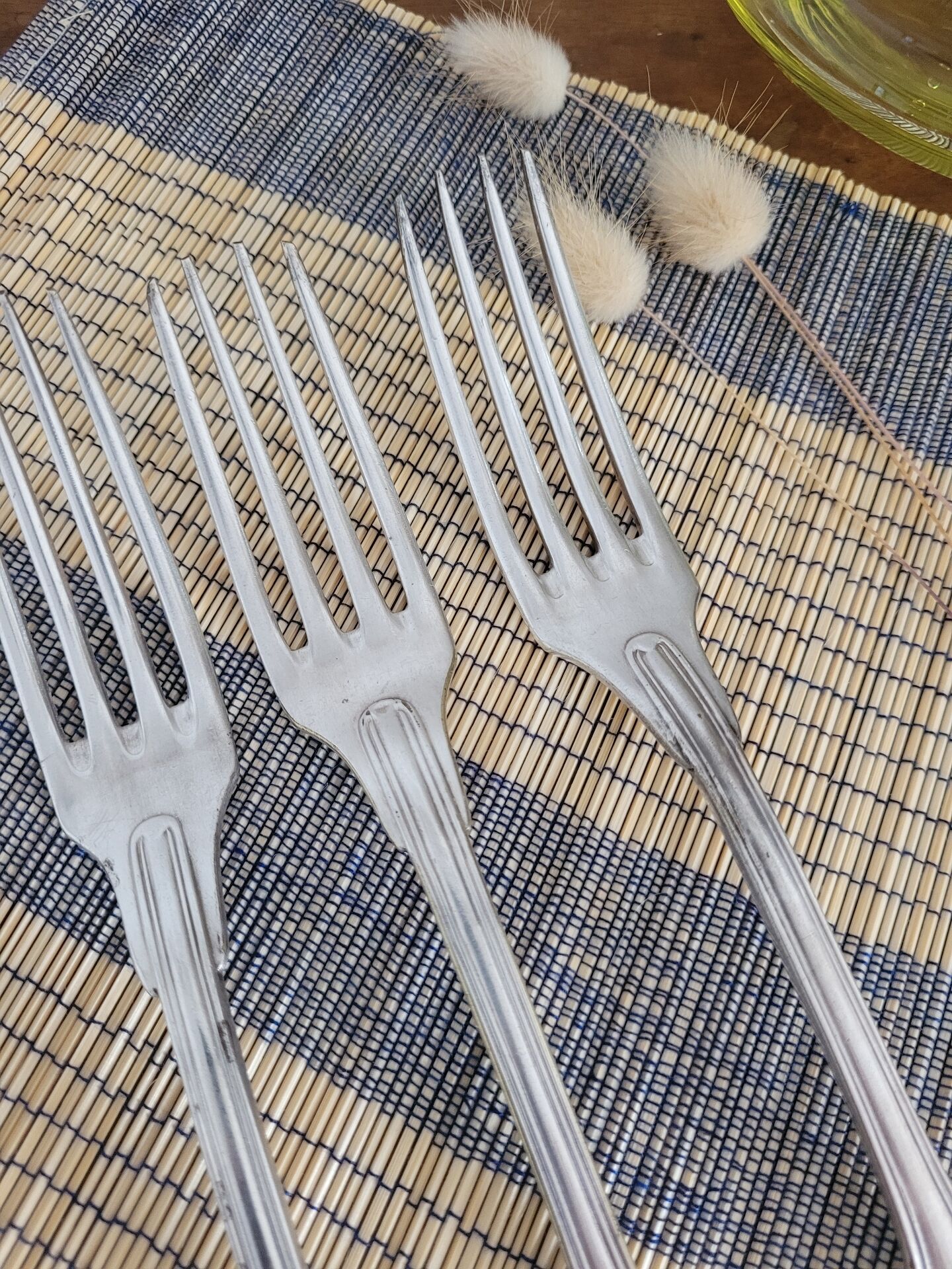 Set of 4 decorative forks with a rim
