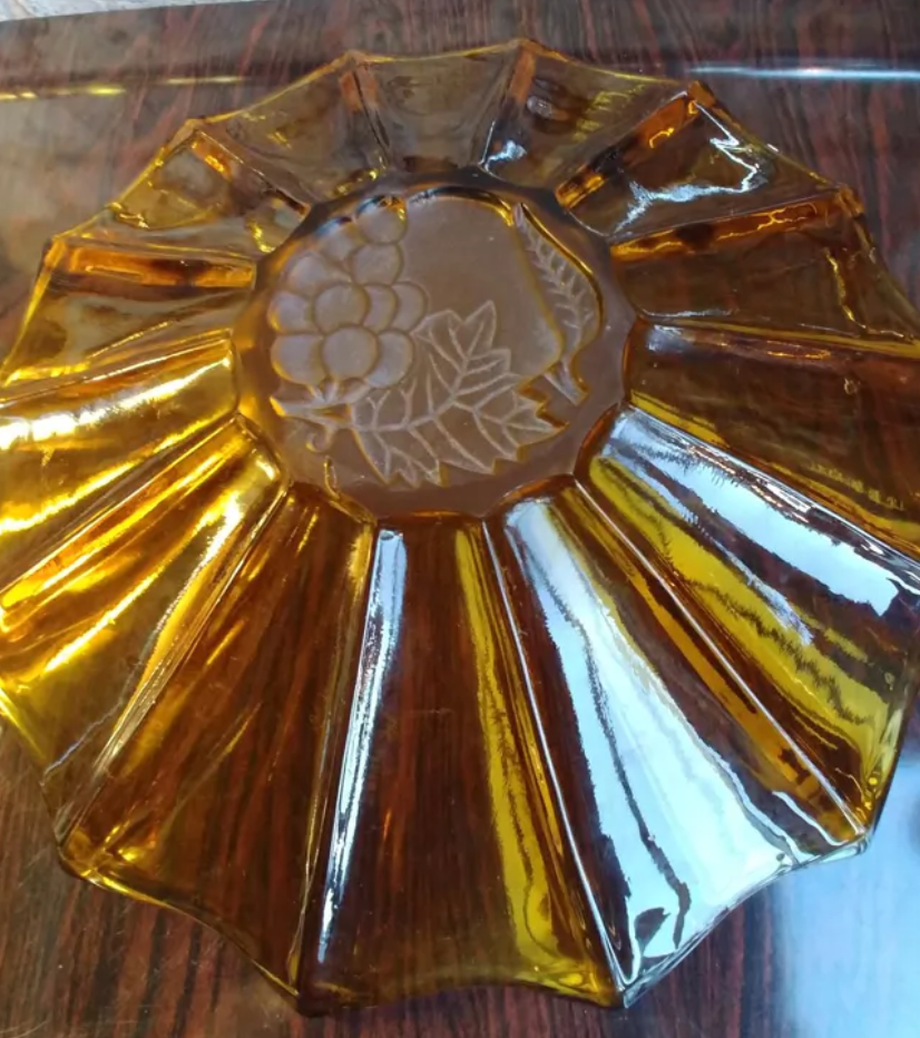 Moulded glass fruit cup