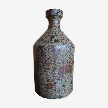 Speckled sandstone vase