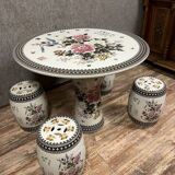 Asie XXeme : table et 4 tabourets en porcelaine peinte a décors de fleurs et calligraphie