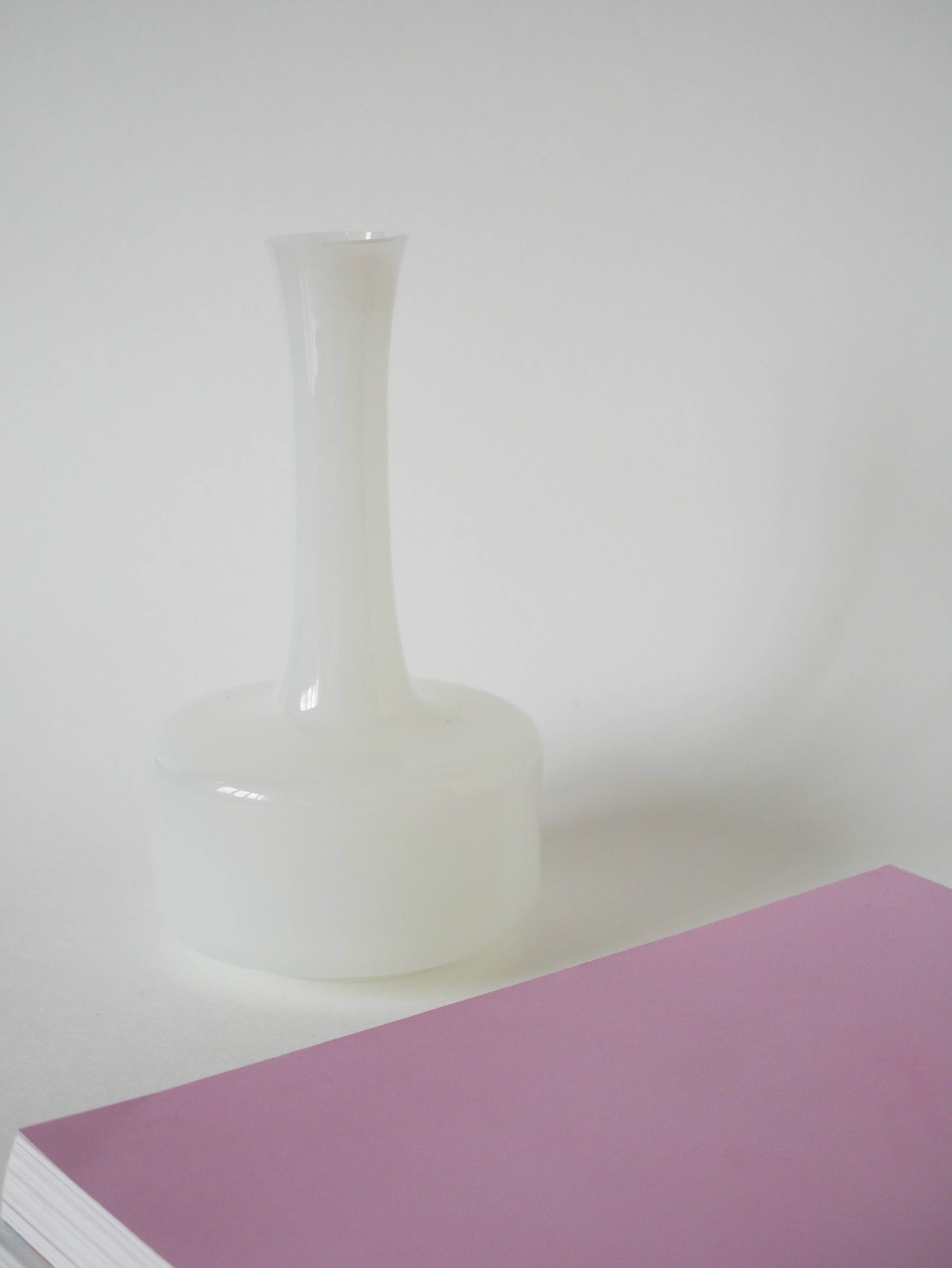Vase en opaline blanc graphique, 1960, 20 X 11 cm